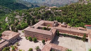 İspanya, Balear Adaları, Mallorca 'daki Santuari de Lluc' un hava manzarası. Tarihsel manastır, Mayorka adasındaki Bazilika de la Mare de Deu de Lluc 'a ev sahipliği yapan Tramuntana Dağları' nda kurulmuştur..