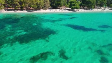 Playa de Formentor 'un Mallorca' daki Cala Pi de la Posada körfezindeki hava manzarası. Cap Formentor, Mayorka, Balear Adaları, İspanya 'da turkuaz sularda yüzen insanların olduğu çarpıcı bir sahil..