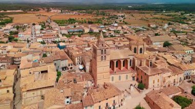 Mallorca, Balearic adalarındaki Sineu kasabasının hava manzarası, İspanya. Majorca adasındaki resim gibi ortaçağ kasabası..