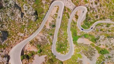 İspanya 'nın Balearic Adaları, Mallorca' daki ünlü Sa Calobra Yolu 'nun çarpıcı manzarası. Majorca adasındaki görkemli Tramuntana Dağları 'ndan geçen dolambaçlı manzaralı bir yol..