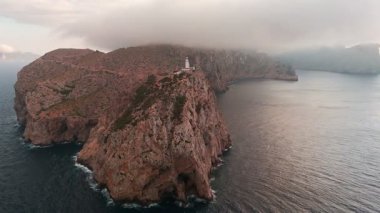 Kuzey Mallorca, Balear Adaları, İspanya 'daki Cape Formentor' daki pitoresk deniz fenerinin hava manzarası. Güzel, dolambaçlı bir yol, denizin üzerindeki yüksek bir uçuruma tünemiş deniz fenerine çıkar..