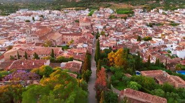 İspanya 'nın Balearic Adaları, Mallorca' da gün doğumunda Pollensa kentinin hava manzarası. Santa Maria de Pollenca Kilisesi, Esglesia de Monti-Sion ve Mayorka adasının diğer tarihi binaları..