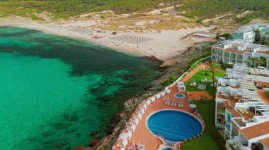 İspanya, Balearic Adaları, Mallorca 'daki Cala Mesquida tatil beldesinin hava manzarası. Turkuaz suları olan çarpıcı kumlu sahil, Mayorka adasında popüler bir tatil beldesi..