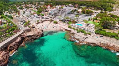 İspanya, Balearic Adaları, Mallorca 'daki Cala Sant Vicent tatil köyünün havadan görüntüsü. Turkuaz suları olan çarpıcı kumlu sahil, Mayorka adasında popüler bir tatil beldesi..