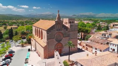 İspanya 'nın Balear Adaları' ndaki güneşli bir günde Mallorca 'nın güzel Alcudia kasabasının hava manzarası. St. Jaume 'un güzel kilisesi, Mayorka adasının simgeleri.