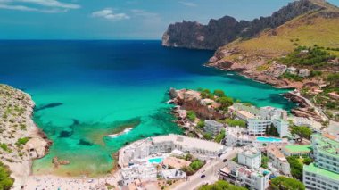 İspanya, Balearic Adaları, Mallorca 'daki Cala Sant Vicent tatil köyünün havadan görüntüsü. Turkuaz suları olan çarpıcı kumlu sahil, Mayorka adasında popüler bir tatil beldesi..