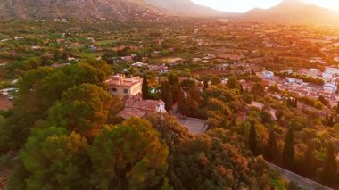 İspanya 'nın Balearic Adaları, Mallorca' da gün doğumunda Pollensa kentinin hava manzarası. Santa Maria de Pollenca Kilisesi, Esglesia de Monti-Sion ve Mayorka adasının diğer tarihi binaları..