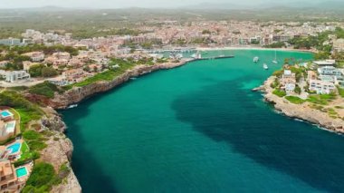 İspanya 'nın Balearic Adaları, Mallorca kentindeki Porto Cristo tatil beldesinin hava manzarası. Akdeniz 'de lüks villaları, doğal bir limanı ve yatları olan Cala Manacor Körfezi' ndeki sahil kasabası.