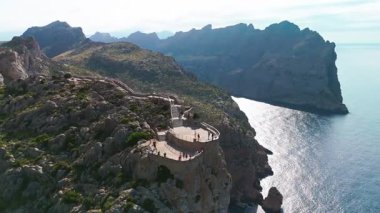 İspanya 'nın Balearic Adaları, Mallorca' nın kuzeydoğusundaki Cape Formentor 'daki bir deniz uçurumunun tepesindeki Mirador de El Colomer' in hava manzarası. Majorca adasının çarpıcı kıyı manzarası