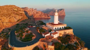 İspanya 'nın Balearic Adaları, Mallorca, Cape Formentor' daki pitoresk deniz fenerinin hava görüntüsü. Güzel, dolambaçlı bir yol, denizin üzerindeki yüksek bir uçuruma tünemiş deniz fenerine çıkar.