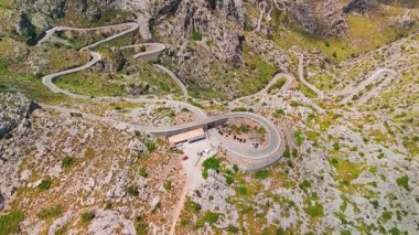 İspanya 'nın Balearic Adaları, Mallorca' daki ünlü Sa Calobra Yolu 'nun çarpıcı manzarası. Majorca adasındaki Tramuntana Dağları 'nda dolambaçlı, manzaralı bir yol. Ünlü Nus de sa Corbata
