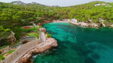 İspanya, Balearic Adaları, Mallorca 'daki Platja de Cala Gat plajının hava manzarası. Kristal berraklığında turkuaz suları olan sahili, Mayorka adasında popüler bir yaz tatili..