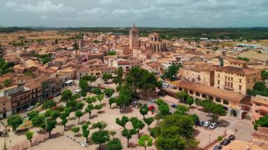 Mallorca, Balearic adalarındaki Sineu kasabasının hava manzarası, İspanya. Majorca adasındaki resim gibi ortaçağ kasabası..