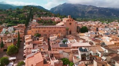 İspanya 'nın Balear Adaları, Mallorca' daki Pollensa kentinin hava manzarası. Santa Maria de Pollenca Kilisesi, Esglesia de Monti-Sion ve Mayorka adasının diğer tarihi binaları..