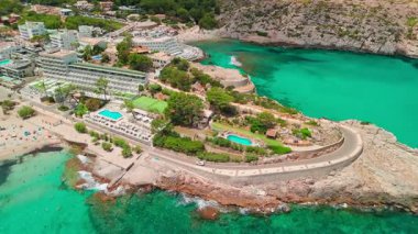 İspanya, Balearic Adaları, Mallorca 'daki Cala Sant Vicent tatil köyünün havadan görüntüsü. Turkuaz suları olan çarpıcı kumlu sahil, Mayorka adasında popüler bir tatil beldesi..