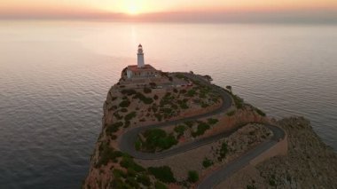İspanya 'nın Balearic Adaları, Mallorca, Cape Formentor' daki pitoresk deniz fenerinin hava görüntüsü. Güzel, dolambaçlı bir yol, denizin üzerindeki yüksek bir uçuruma tünemiş deniz fenerine çıkar.