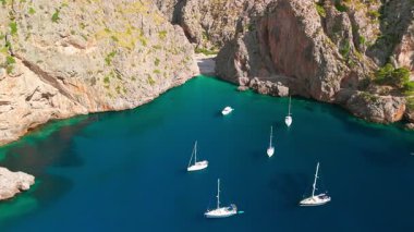 İspanya, Balearic Adaları, Mallorca 'daki Sa Calobra Sahili' nin havadan görünüşü. Majorca 'da popüler bir yaz merkezi olan kristal berraklığında turkuaz suları olan yüksek uçurumlar arasında uzanan göz kamaştırıcı gizli bir sahil.