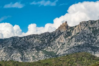Güney Fransa 'daki Aude departmanındaki Peyrepertuse Ortaçağ Şatosu. Fransız Pireneleri 'nde bulunan muhteşem tarihi şatonun kalıntıları.