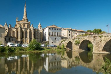 Saint Martin Kilisesi ve Pont Neuf Köprüsü Fransa 'nın güneyindeki Limoux kasabasında Aude Nehri üzerinde