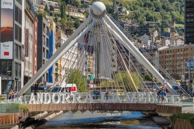 Andorra La Vella, Andorra - 5 Eylül 2024: Andorra La Vella şehrinde yaz mevsiminde Pont de Paris. Andorra la Vella Paris köprüsü Pireneler 'deki Valira nehri üzerinde