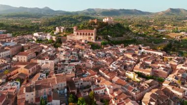 İspanya 'nın Balear Adaları' ndaki Mallorca kentindeki Arta kentinin hava manzarası. Parroquia dArta ve Sant Salvador Mayorka adasında.