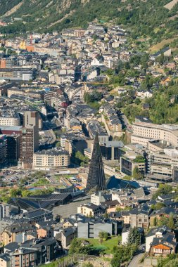 Andorra 'nın başkenti Andorra la Vella' nın Fransa ile İspanya arasındaki Pireneler dağlarındaki hava manzarası..