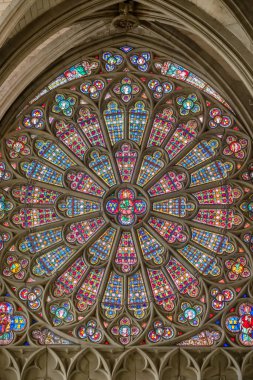 Carcassonne, Fransa 'daki St. Nazaire ve St. Celse Katedrali' nin içi. Güzel vitraylı pencereler. Detaylı gotik mimari.