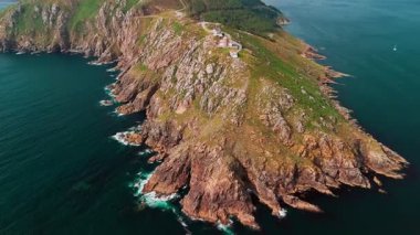 İspanya 'nın kuzeyinde bulunan Cape Finisterre, Costa de la Muerte' deki Faro de Fisterra deniz fenerinin hava manzarası. Camino de Santiago hac yolunun son durağı.