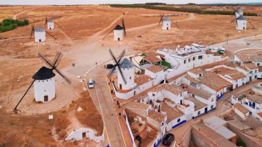 Campo de Criptana 'nın tarihi yel değirmenlerinin havadan görünüşü, Castilla-La Mancha, İspanya. Don Kişot 'un tepelerdeki eski tarihi yel değirmenleri. Molinos de Viento de Campo de Criptana