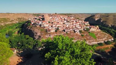 İspanya 'nın Kastilya-La Mancha bölgesindeki Jucar Nehri' nin kıvrımları arasındaki uçurumdaki Jorquera kasabasının hava manzarası.