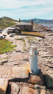 Santuario da Virxe da Barca, Faro de Muxia deniz feneri ve Mirador Jesus Quintanal 'ın Galiçya, İspanya' daki engebeli Costa da Morte boyunca havadan görünüşü. Camino de Santiago 'da popüler bir yer.