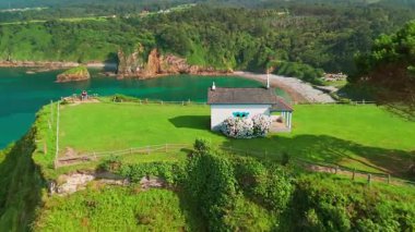 Kuzey İspanya 'daki Asturias' ın çarpıcı doğasıyla çevrili küçük bir inzivaya çekilmiş hava manzarası. Ermita de la Regalina, Cantabrian Denizi kıyısındaki dik kayalıklarda. Güzel Playa de Kadavra Sahili