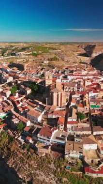 İspanya 'nın Kastilya-La Mancha bölgesindeki Jucar Nehri' nin kıvrımları arasındaki uçurumdaki Jorquera kasabasının hava manzarası.