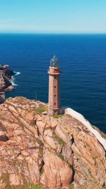 Camarinas, Galiçya, İspanya yakınlarındaki Cabo Vilan Deniz Feneri 'nin havadan görüntüsü. Tarihsel deniz feneri engebeli Costa da Morte boyunca yüksek bir uçuruma tünemiş, Atlantik Okyanusu 'na bakan uzak bir yerde..