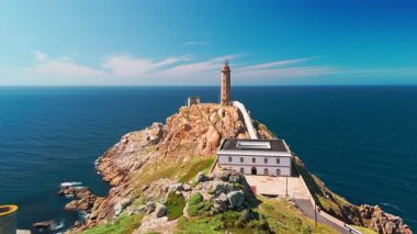 Camarinas, Galiçya, İspanya yakınlarındaki Cabo Vilan Deniz Feneri 'nin havadan görüntüsü. Tarihsel deniz feneri engebeli Costa da Morte boyunca yüksek bir uçuruma tünemiş, Atlantik Okyanusu 'na bakan uzak bir yerde..
