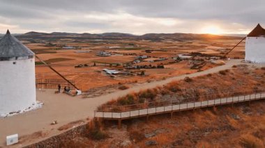 Günbatımında Consuegra 'nın tarihi yel değirmenlerinin havadan görünüşü, Castilla-La Mancha, İspanya. Akşam ışığında tepelerde Don Kişot 'un eski tarihi yel değirmenleri. Molinos de Viento de Consuegra