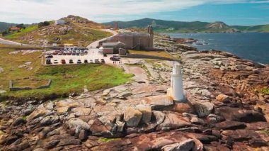 Santuario da Virxe da Barca, Faro de Muxia deniz feneri ve Mirador Jesus Quintanal 'ın Galiçya, İspanya' daki engebeli Costa da Morte boyunca havadan görünüşü. Camino de Santiago 'da popüler bir yer.