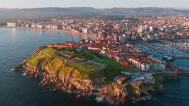 Gündoğumunda Gijon 'un eski kasabasının havadan görünüşü, Asturias, İspanya. Güzel şehir merkezi sabah ışığında yıkandı. Cantabrian Denizi kıyısındaki sahil beldesinin manzarası.