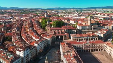 Vitoria-Gasteiz şehir manzarası, Bask Ülkesi, İspanya. Resimli Plaza Virgen Blanca Meydanı. Eski şehrin tarihi binaları güneşli bir yaz gününde ele geçirildi..