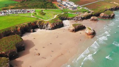 Galiçya 'nın kuzey İspanya bölgesindeki Playa de Las Catedrales plajının inanılmaz hava manzarası. Cantabrian Sahili 'ndeki ünlü Katedral Sahili' nde güzel uçurum oluşumları 