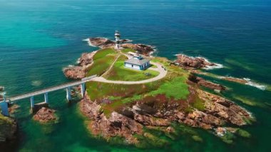 Galiçya, Lugo 'daki Faro de Ribadeo deniz fenerinin havadan görünüşü. Güneşli bir yaz gününde Cantabrian Denizi kıyısındaki kayalık bir adada sahne feneri..