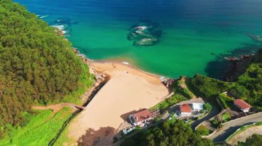 Gijon, Asturias yakınlarındaki inanılmaz Playa de La Nora plajı, kuzey İspanya. Asturias 'ın Cantabrian Denizi kıyısı boyunca turkuaz deniz suyuyla cennet gibi beyaz kumsal manzarası..