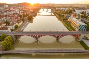 Maribor şehir manzarası hava manzarası güneş doğarken, Slovenya. Maribor, Slovenya 'nın ikinci büyük kentidir. Maribor Meydanı, Veba sütunlu tarihi binalar ve Drava Nehri üzerindeki köprü.