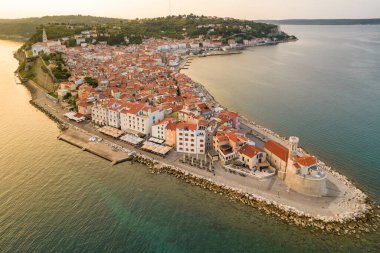Slovenya 'nın güneş doğarken eski Piran kentinin havadan görünüşü. Slovenya 'nın Akdeniz kıyısındaki Piran kenti.