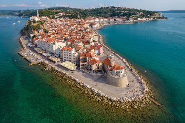 Tarihi bir deniz feneri ve turkuaz deniz manzaralı Piran 'ın Slovenya' daki eski kenti. Zengin tarihi ve çarpıcı manzarası olan pitoresk bir Akdeniz kıyısı mücevheri.