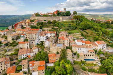 Hırvatistan 'ın Istria bölgesindeki Motovun kentinin hava manzarası. Tepedeki Ortaçağ Motovun Köyü.