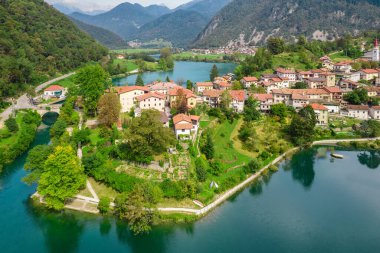 Slovenya 'daki Kanal ob Soci kasabasının havadan görünüşü. Soca Nehri üzerindeki Kanal Köprüsü ve güzel eski bir kasaba..