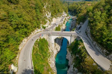 Slovenya 'nın Kobarid kentindeki Soca Nehri üzerindeki tarihi Napolyon Köprüsü' nün havadan görünüşü