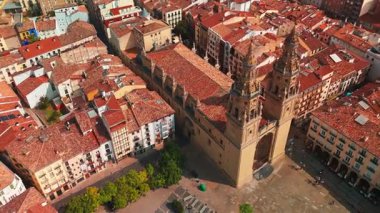 La Rioja, İspanya 'daki Logrono şehrinin havadan görünüşü. Ortaçağ 'ın eski merkezi, tarihi katedrali ve Ebro Nehri' nin bulunduğu yaz şehri.