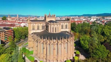 İspanya 'da Vitoria-Gasteiz' deki Maria Inmaculada Katedrali 'nin hava manzarası. Güzel Yeni Katedral binası ve güneşli bir yaz gününde çekilen Vitoria şehir manzarası